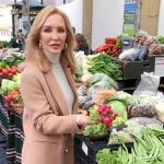 Carmen Lomana en el Mercado de la Brecha de San Sebastián