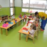Una profesora con alumnos de infantil en Madrid