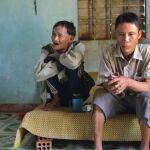 Ho Van Thanh (i), de 83 años, y su hijo Ho Van Lang (d), de 46, se adaptan con dificultades a su nueva vida en la aldea de Tay Tra
