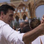 El secretario general del PSOE, Pedro Sánchez, a su llegada al Arenal, donde se celebra la Feria de Nuestra Señora de la Salud de Córdoba y tras intervenir en un acto con una asociación de vecinos
