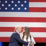 Para acabar con la fama de machista de su marido, Melania acude con cada vez mayor frecuencia a los actos electorales de Donald Trump en las primarias