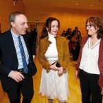 La presidenta de las Cortes, Silvia Clemente, conversa con la decana del colegio de Periodistas de Castilla y León, Mar González, en presencia del Letrado Mayor del Parlamento, Carlos Ortega, momentos antes del comienzo de la jornada