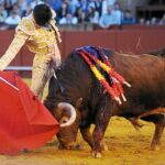 Alberto López Simón, en un extraordinario derechazo ayer en el mano a mano que mantuvo con el torero francés Sebastián Castella