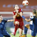 Vicky Losada intenta controlar la pelota ante la presencia de dos inglesas