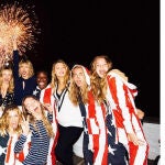 Taylor Swift exhibe su patriotismo rodeada de amigos