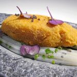 Buñuelo de lechal con tallarines de espárrago blanco