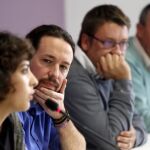 El líder de Podemos, Pablo Iglesias, junto a los diputados de las confluencias