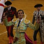 David Mora, feliz con las dos orejas que cortó a «Insuperable», de Parladé, el astado de su reaparición