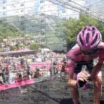 El ciclista holandés Steven Kruijswijk, del equipo Lotto Jumbo, con el maillot de líder de la general, firma antes de la salida de la 17º etapa
