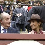 Don Juan Carlos conversa con la infanta Elena en los tendidos de la plaza de toros de Jerez