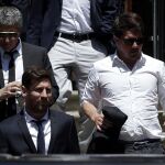 El jugador del FC Barcelona Lionel Messi (c), junto a su padre, Jorge Horacio Messi (detrás), y su hermano Rodrigo Messi.