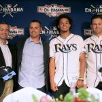 Stuart Stenberg, propietario de equipo Tampa Bay Rays, durante la rueda de prensa