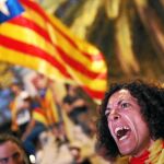 Una soberanista, enfurecida tras escuchar el discurso de Puigdemont en el Pleno el pasado miércoles