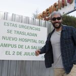 GRA380. GRANADA, 14/10/2016.- Jesús Candel es uno de esos miles de médicos del país apasionado por su profesión y ha convertido su bata blanca en una especie de capa de superhéroe con la que busca sonrisas desde la fundación "Spiribol"y lidera una manifestación en Granada contra la fusión hospitalaria y por una sanidad de calidad. EFE/MIGUEL ANGEL MOLINA