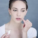 Este virus se asocia principalmente a las lesiones en los labios conocidas como “calenturas”