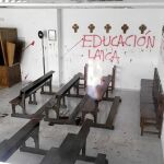 Las autoras del acto vandálico derramaron pintura roja y pintaron las paredes con mensajes anticlericales