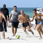 James Rodriguez juega al fútbol con unos fans