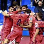El centrocampista de la Real Sociedad Asier Illarramendi celebra con sus compañeros el gol conseguido ante el Deportivo de la Coruña, segundo para el conjunto vasco