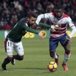 El delantero del Osasuna Alejandro Berenguer y el centrocampista francés del Granada Jeremie Boga durante el partido