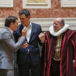Albert Rivera y Pedro Sánchez charlan animadamente junto a Miguel de Cervantes