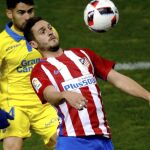 El centrocampista del Atlético de Madrid Koke Resurreción controla el balón junto a Pedro Tanausú "Tana", centrocampista de la UD Las Palmas