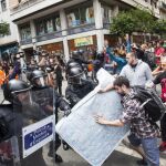 Los Mossos tuvieron que montar un cordón policial para salvaguardar el banco después de que los okupas organizaran una suerte de pícnic