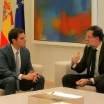 El presidente del Gobierno en funciones, Mariano Rajoy, en su última reunión con Albert Rivera, líder de Ciudadanos, en Moncloa