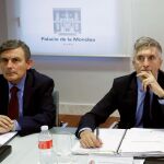 El titular de Interior, Fernando Grande- Marlaska (d) y el secretario de Estado de Infraestructuras, Pedro Saura, ayer / Foto: Efe