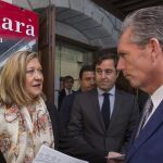 Pilar del Olmo charla con el presidente de la Cámara de Comercio de Ávila, David Sahagún y el delegado territorial José Francisco Hernández