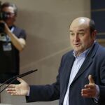 El presidente del PNV, Andoni Ortuzar, durante la rueda de prensa que ha ofrecido hoy tras reunirse con el secretario general del PSOE, Pedro Sánchez.