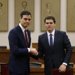 El secretario general de los socialistas, Pedro Sánchez, y el líder de Ciudadanos, Albert Rivera sellan su pacto en la sala Constitucional del Congreso