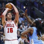 Pau Gasol (16) durante un partido de la NBA ante el jugador de los Denver Nuggets, Kenneth Faried (35)
