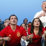 El candidato de Ciudadanos a la presidencia del Gobierno, Albert Rivera (3d), junto a Inés Arrimadas (2d) y Juan Carlos Girauta (d), sigue el partido de la Eurocopa entre España y Turquía a través de la pantalla gigante instalada junto al Arco de Triunfo de Barcelona.