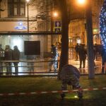 Agentes de policía investigan en los alrededores de la parada de autobús en la calle Pokrovka, cercana a la Plaza Roja de Moscú