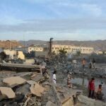 Varias personas comprueban los daños tras los bombardeos