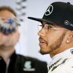 Lewis Hamilton en el garaje de su escudería, Mercedes AMG GP, durante la primera sesión de entrenamientos libres