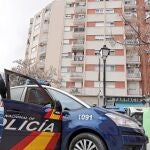 Un agente de Policía junto al edificio en el que se produjo el suceso