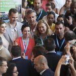 Los Reyes posan para una fotografía con los participantes en uno de los talleres