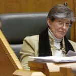 Laura Mintegi y Julen Arzaga escuchan a Arantza Quiroga, ayer, en el Parlamento vasco