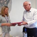 Pilar del Olmo junto al ministro de Agricultura y Desarrollo de Israel, Uriel Yehuda Ariel