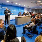 Rosa Valdeón y Antonio Silván siguen la intervención del presidente junto a otros dirigentes del PP