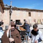 Los actores de «Cervantes: la búsqueda» minutos antes de rodar en Talamanca del Jarama la secuencia del entierro del escritor