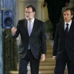 El presidente del Gobierno en funciones, Mariano Rajoy (i), junto al portavoz del PP en el Congreso, Rafael Hernando.