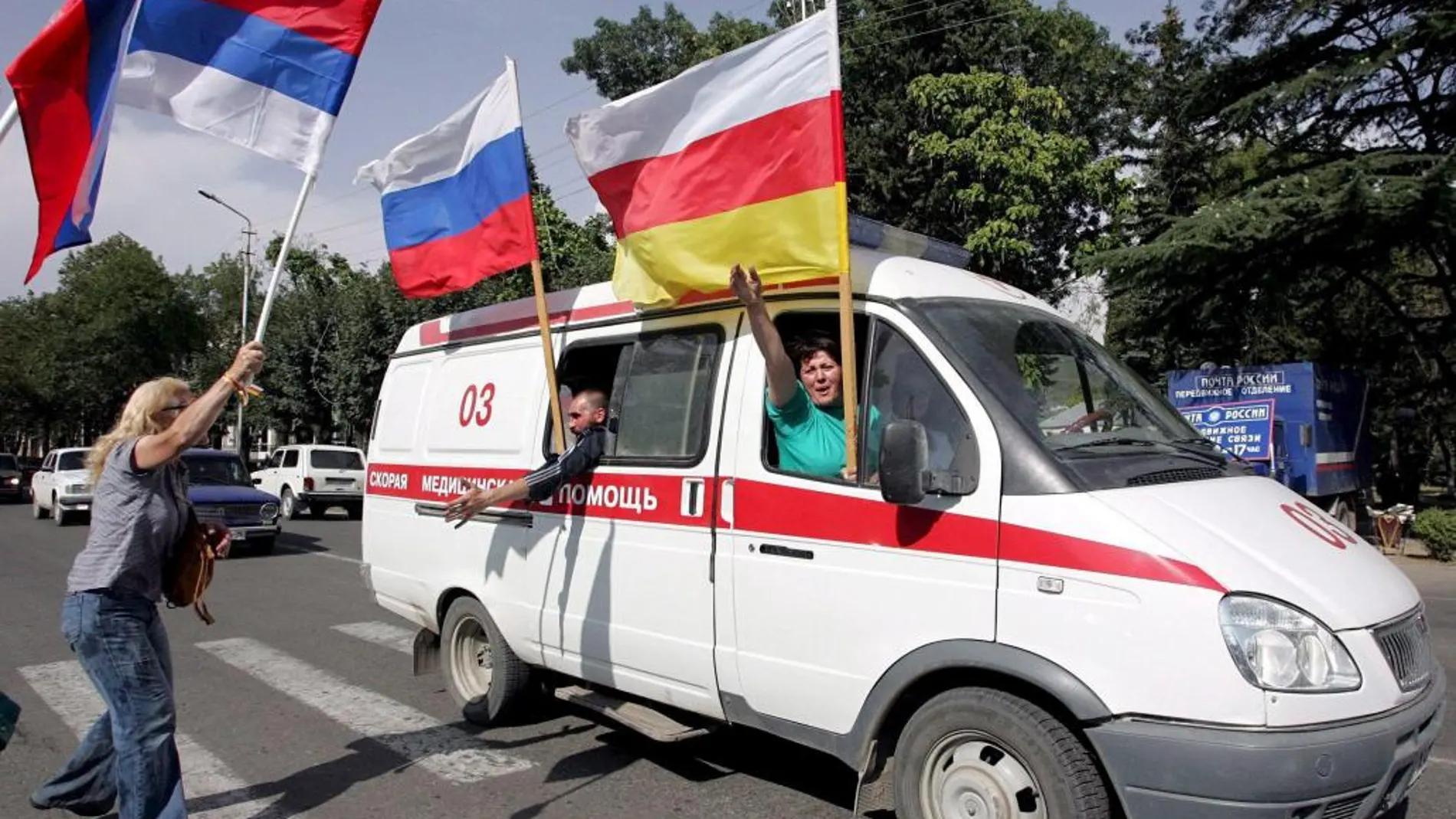 Ciudadanos osetios ondean las banderas de Osetia del Sur y Rusia.