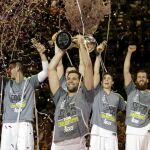 Los jugadores del Real Madrid levantan el trofeo