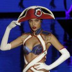 Rocío Crusset luce una creación del diseñador Andrés Sardá, durante la segunda jornada de la Mercedes Benz Fashion Week en Madrid.