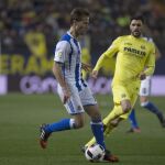 El centrocampista italiano del Villarreal Roberto Soriano (d) disputa un balón con el centrocampista de la Real Sociedad Sergio Canales (i), durante el partido