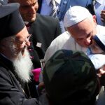 El Papa, junto al patriarca ecuménico Bartolomeo, arropan a los refugiados en Lesbos.