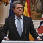 Federico Trillo durante la rueda de prensa en la que anunció que deja su cargo en la sede de dicha embajada en Londres.