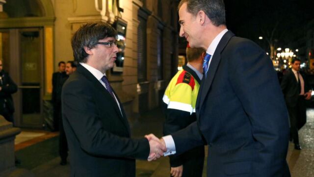 Carles Puigdemont saluda al rey Felipe VI a su llegada a la cena de bienvenida a los asistentes al Mobile World Congress (MWC), en 2016.